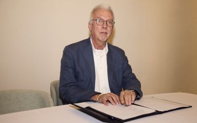 Dhr. Kruis ondertekent het convenant