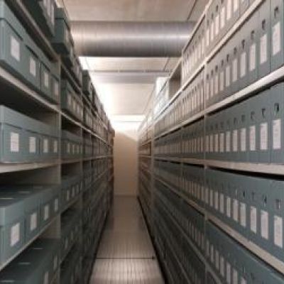 Kastengang in archiefdepot