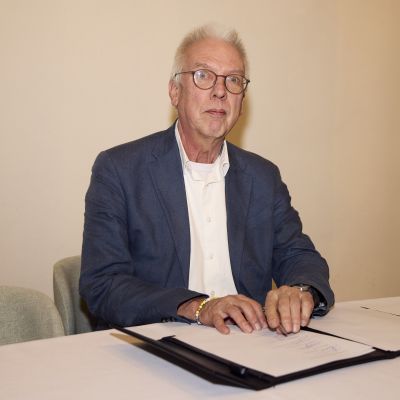 Dhr. Kruis ondertekent het convenant