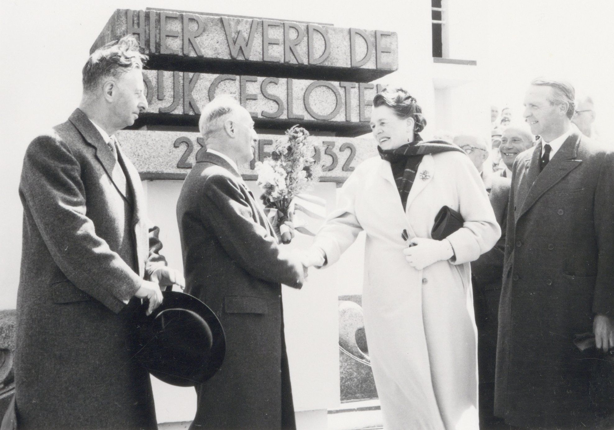 Bijeenkomst ter gelegenheid van de herdenking. Ter gelegenheid van het feit dat mw. Grietje Bosker 25 jaar geleden op blote voeten door het keileem liep dat 't laatste gat afsloot werden haar bloemen aangeboden door Commissaris van de Koningin in Noord-Holland, dr. M.J. Prinsen